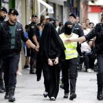 La joven de 18 años de origen marroquí que ha sido detenida hoy en Gandía (Valencia) por su presunta relación con actividades del terrorismo yihadista es escoltada por agentes de la Guardia Civil.