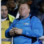 Wayne Shaw con su pastel de carne durante el encuentro ante los 'Gunners'