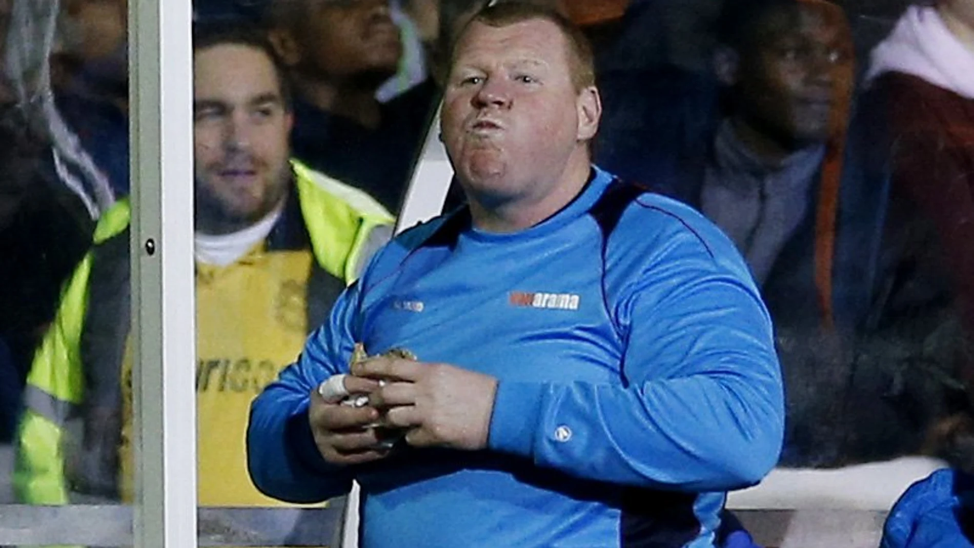 Wayne Shaw con su pastel de carne durante el encuentro ante los 'Gunners'