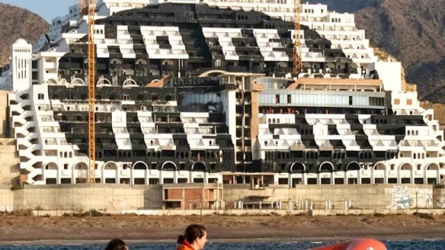 Dos activiostas de Greenpeace pasan en una lancha por delante del hotel