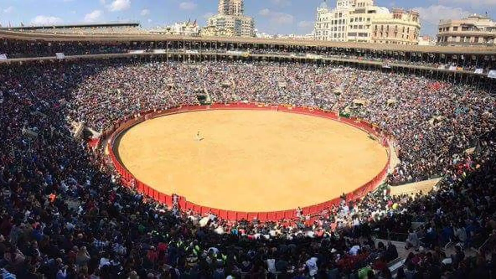 La plaza de toros de Valencia abarrotada durante la Feria de Fallas