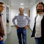 El ex jefe del Estado Mayor de la Defensa (Jemad) José Julio Rodríguez, junto al secretario de Política de Podemos, Íñigo Errejón, y el secretario de Relaciones con la Sociedad Civil, Rafa Mayoral
