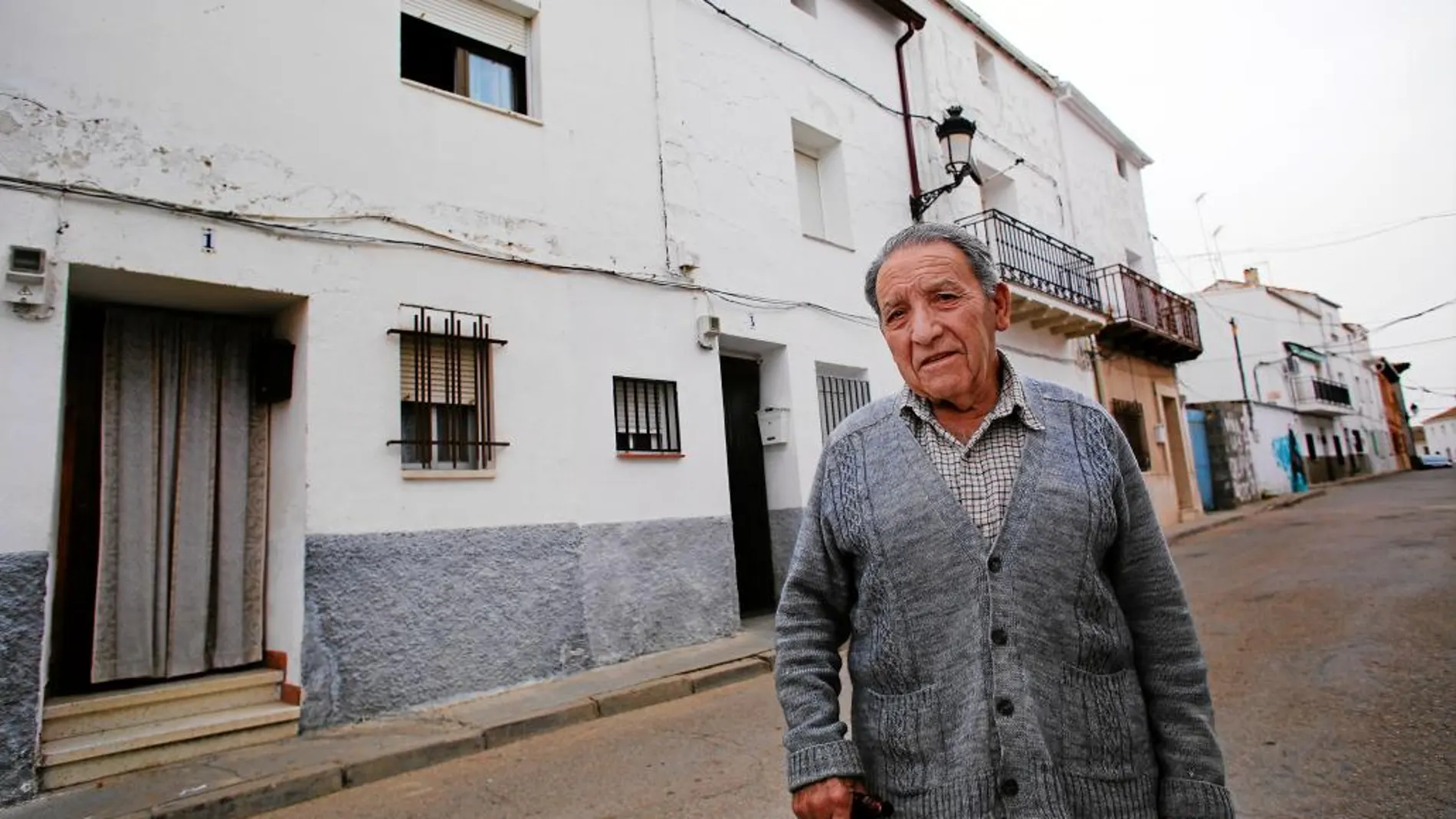 El propietario. Ángel Zorita, junto a su hermano Pedro, compraron el terreno donde está Caraca a unas monjas en 1978. Ahora, bajo esas tierras, puede estar el futuro de Driebes