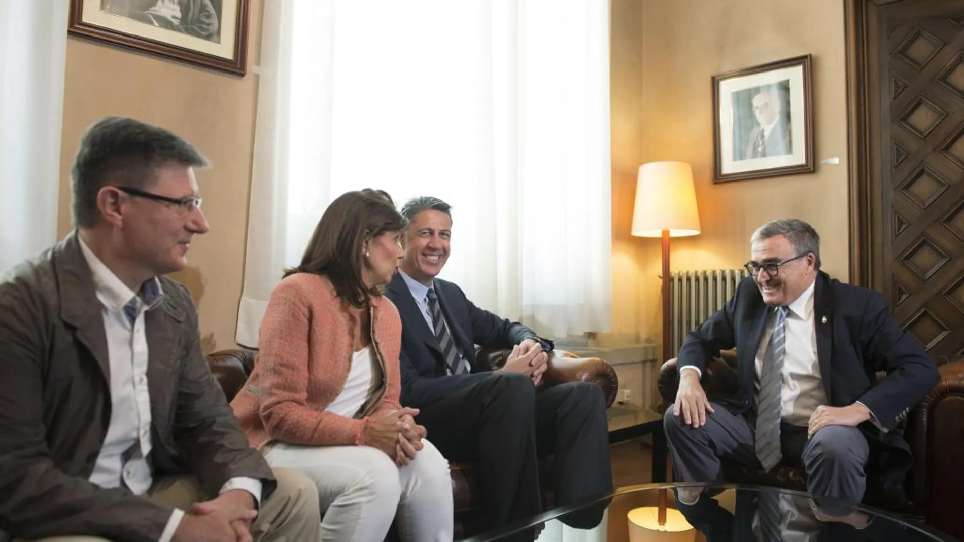 Xavier García Albiol, en el Ayuntamiento de Lérida, junto al alcalde Àngel Ros, donde ha acudido hoy para dar apoyo a los concejales populares