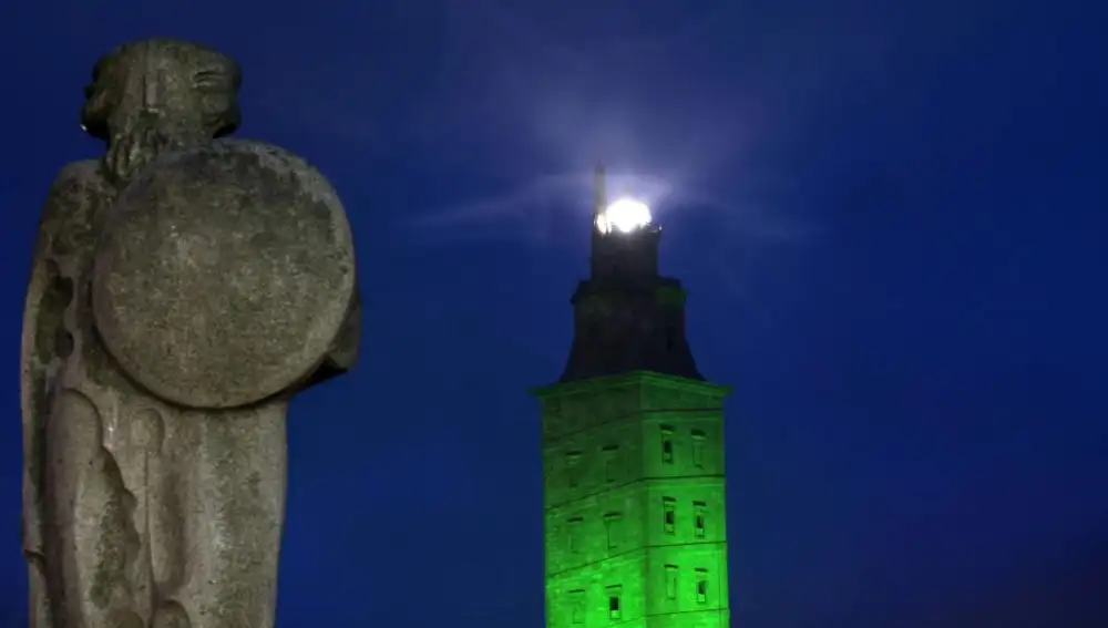 La Torre de Hércules en La Coruña, el único faro romano del mundo en funcionamiento, se iluminó de color verde esmeralda para conmemorar el día de San Patricio