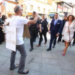 Miembros de la plataforma en defensa de la Sanidad pública increpan a las autoridades durante el Día del Bierzo