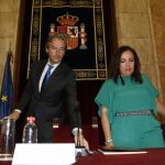 El ministro de Fomento, Íñigo de la Serna, junto a la secretaria general de Vivienda de la Junta de Andalucía, Catalina Madueño, ayer en Almería
