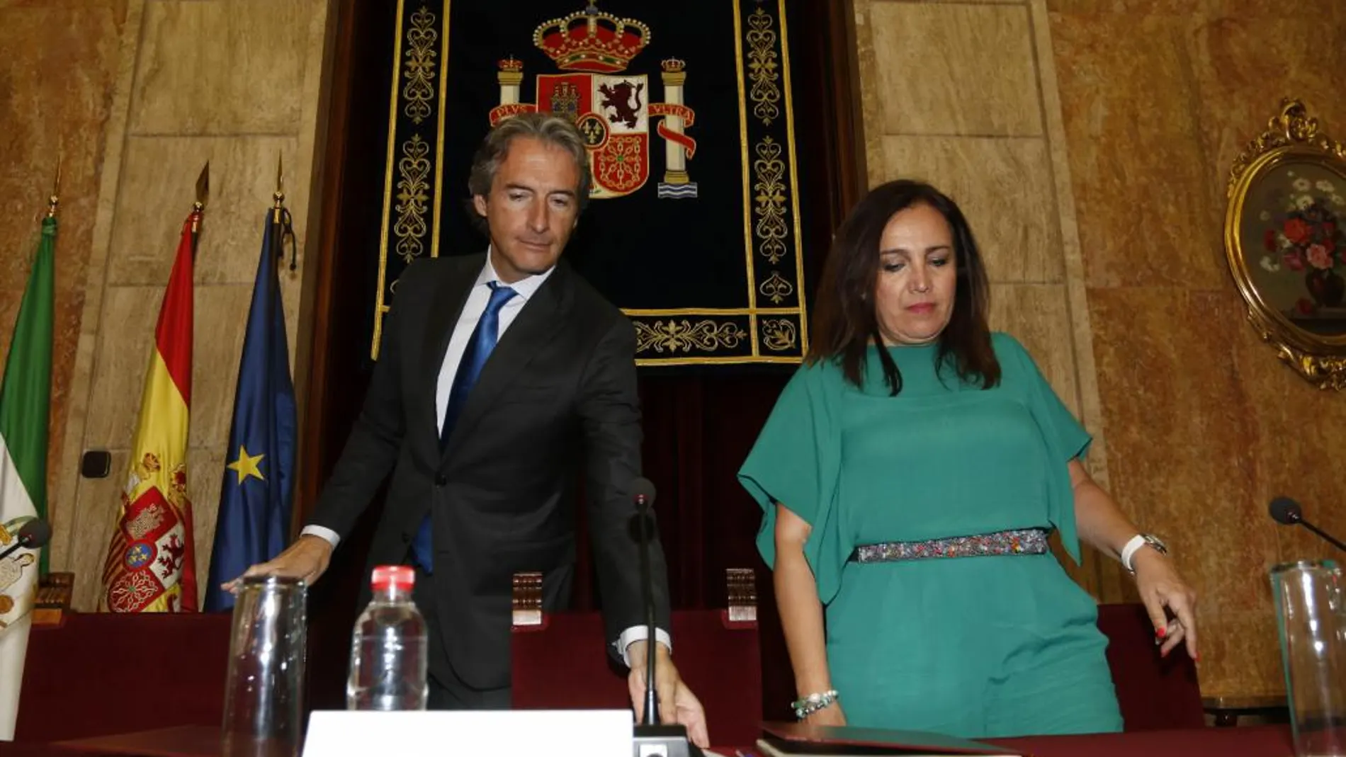 El ministro de Fomento, Íñigo de la Serna, junto a la secretaria general de Vivienda de la Junta de Andalucía, Catalina Madueño, ayer en Almería