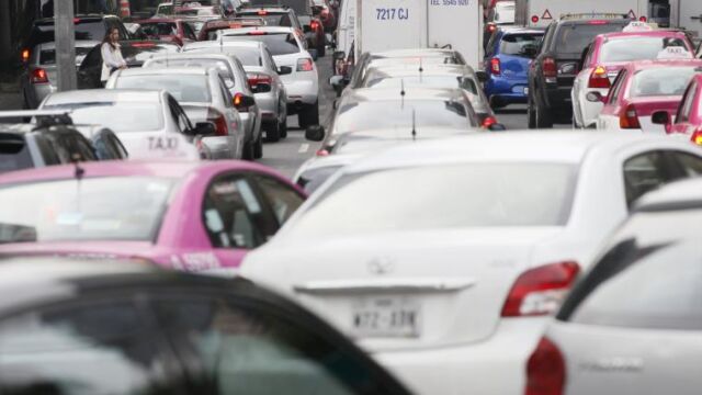 Vista de un denso tráfico en la vía principal de Ciudad de México, donde las autoridades trabajan en el diseño de un programa para restringir la circulación de vehículos «a nivel nacional» y frenar así los altos niveles de contaminación