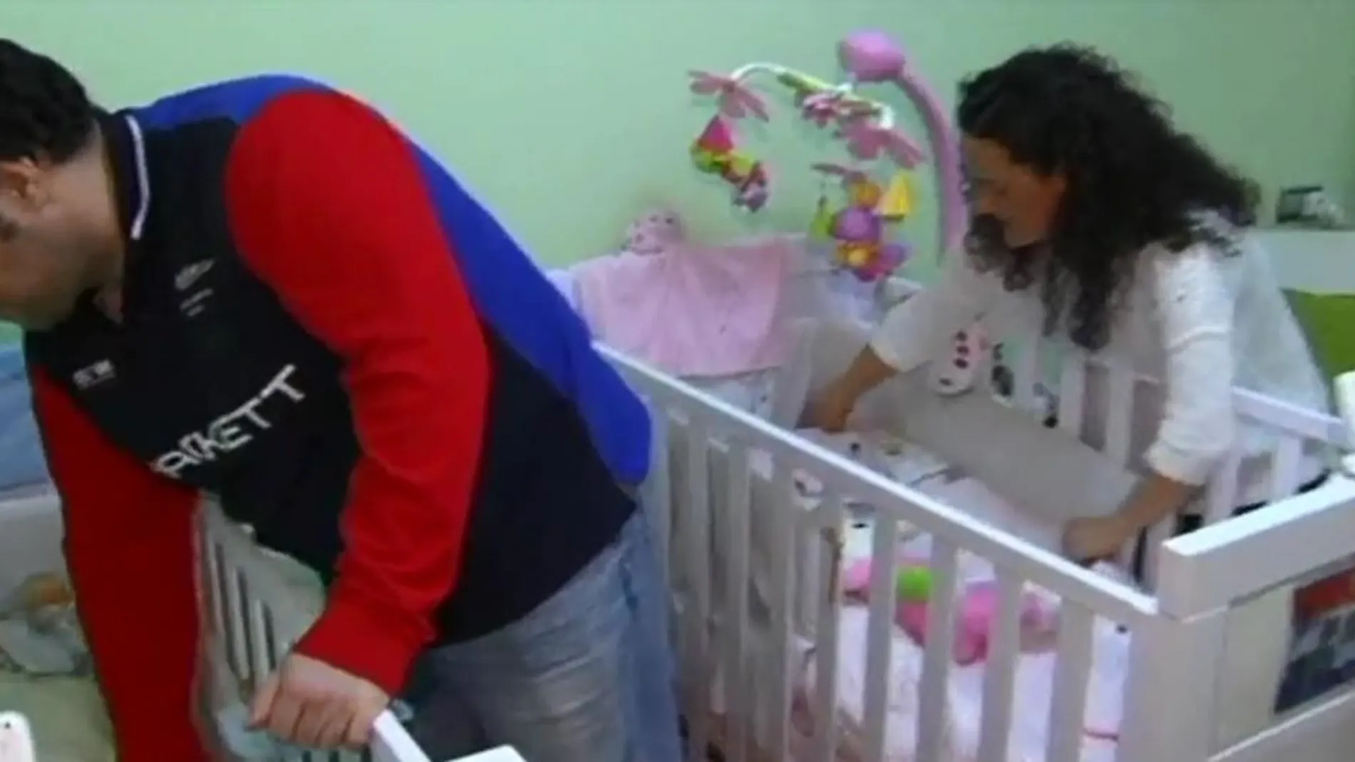 El Parlamento vasco quiere igualar los permisos de paternidad para las madres y padres