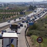 Retenciones kilométricas en las carreteras de acceso a Madrid y Barcelona