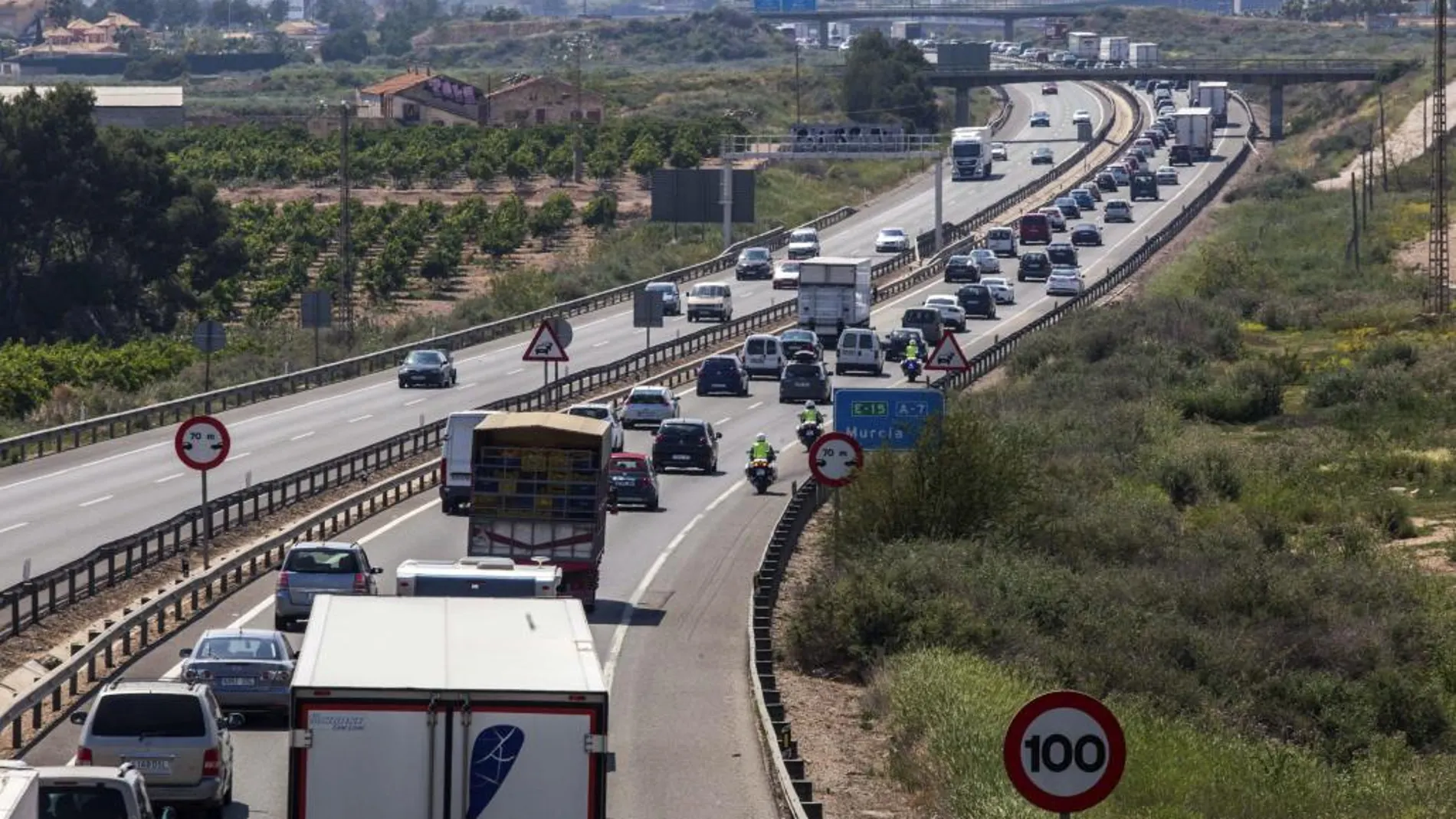Retenciones kilométricas en las carreteras de acceso a Madrid y Barcelona