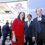 Juan Vicente Herrera observa junto a Silvia Clemente y Suárez-Quiñones el toldo con el escudo de Castilla y León que cubría del sol a los asistentes en el claustro de la Real Colegiata de San Isidoro de León