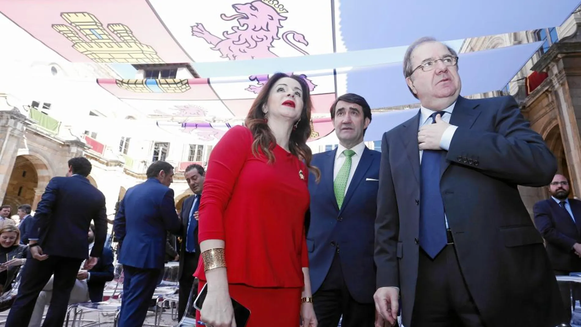 Juan Vicente Herrera observa junto a Silvia Clemente y Suárez-Quiñones el toldo con el escudo de Castilla y León que cubría del sol a los asistentes en el claustro de la Real Colegiata de San Isidoro de León