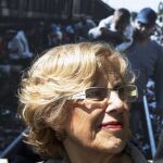 La alcaldesa de Madrid, Manuela Carmena, durante la inauguración de la exposición fotográfica ?Caminos de exilio? instalada en el madrileño Parque del Retiro
