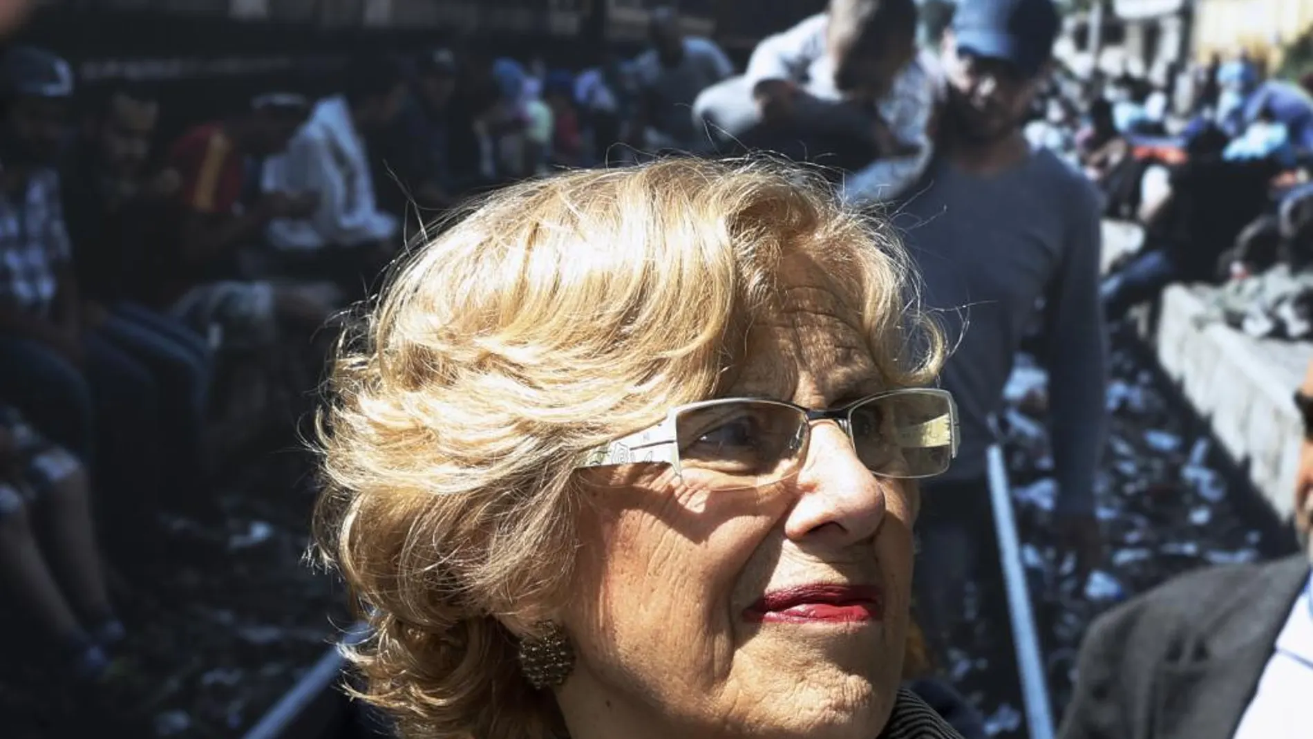 La alcaldesa de Madrid, Manuela Carmena, durante la inauguración de la exposición fotográfica ?Caminos de exilio? instalada en el madrileño Parque del Retiro
