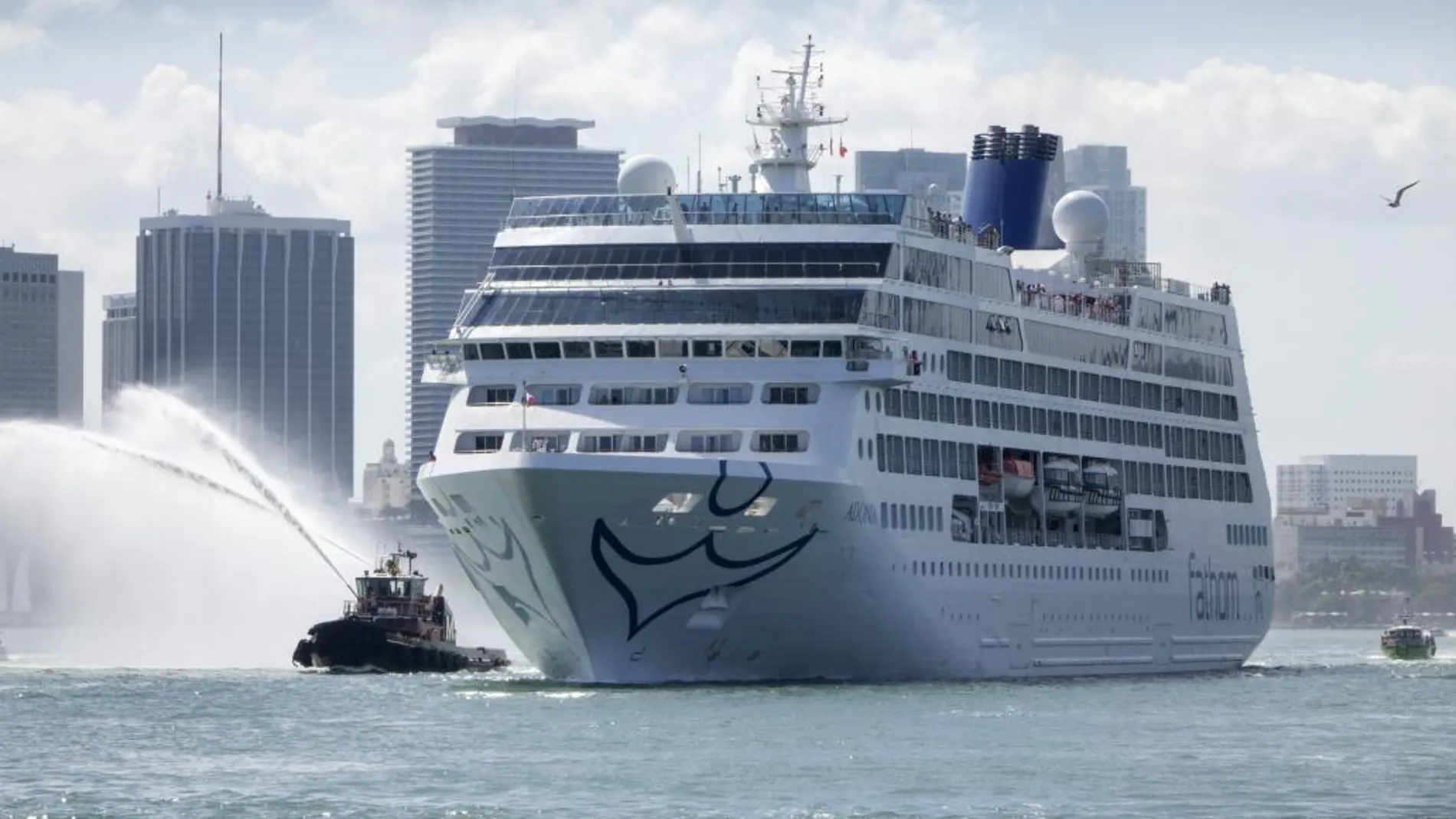 El «Adonia» sale del Puerto de Miami