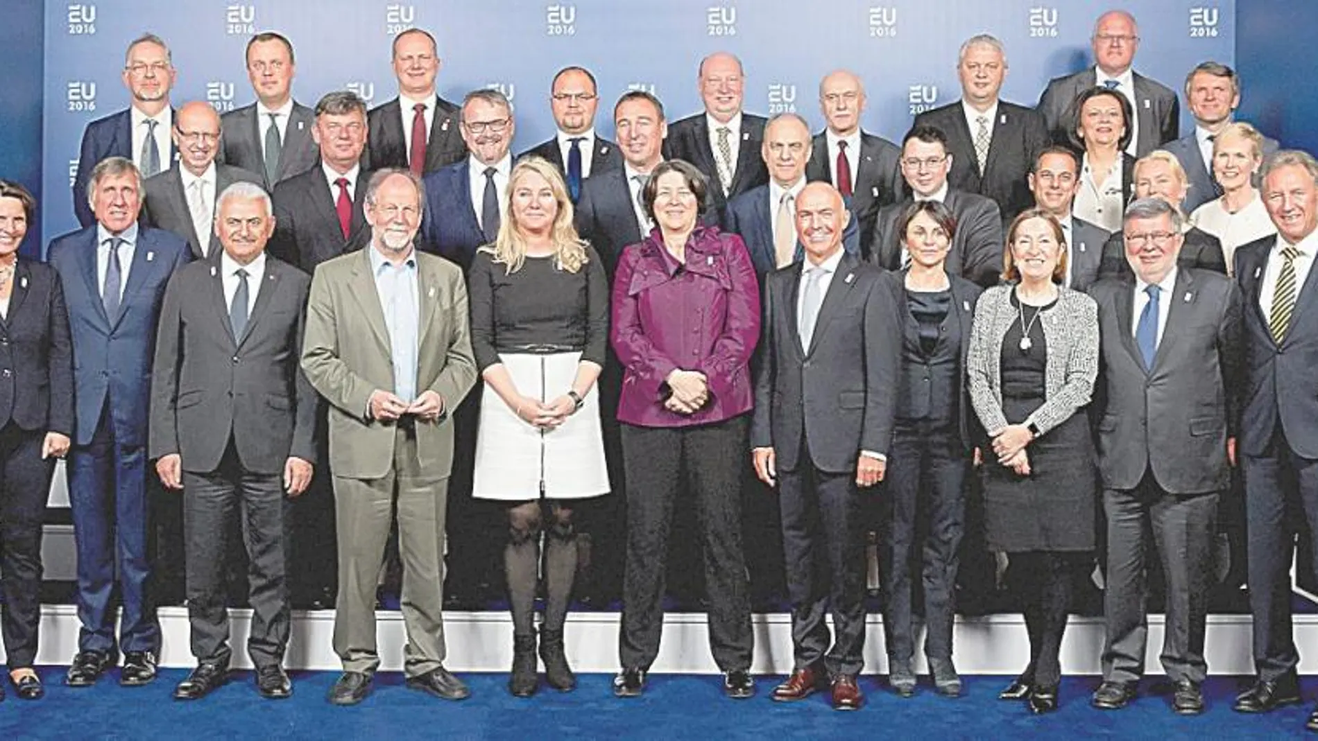 Los ministros de Fomento de la UE firmaron el texto sobre conducción conectada en Ámsterdam