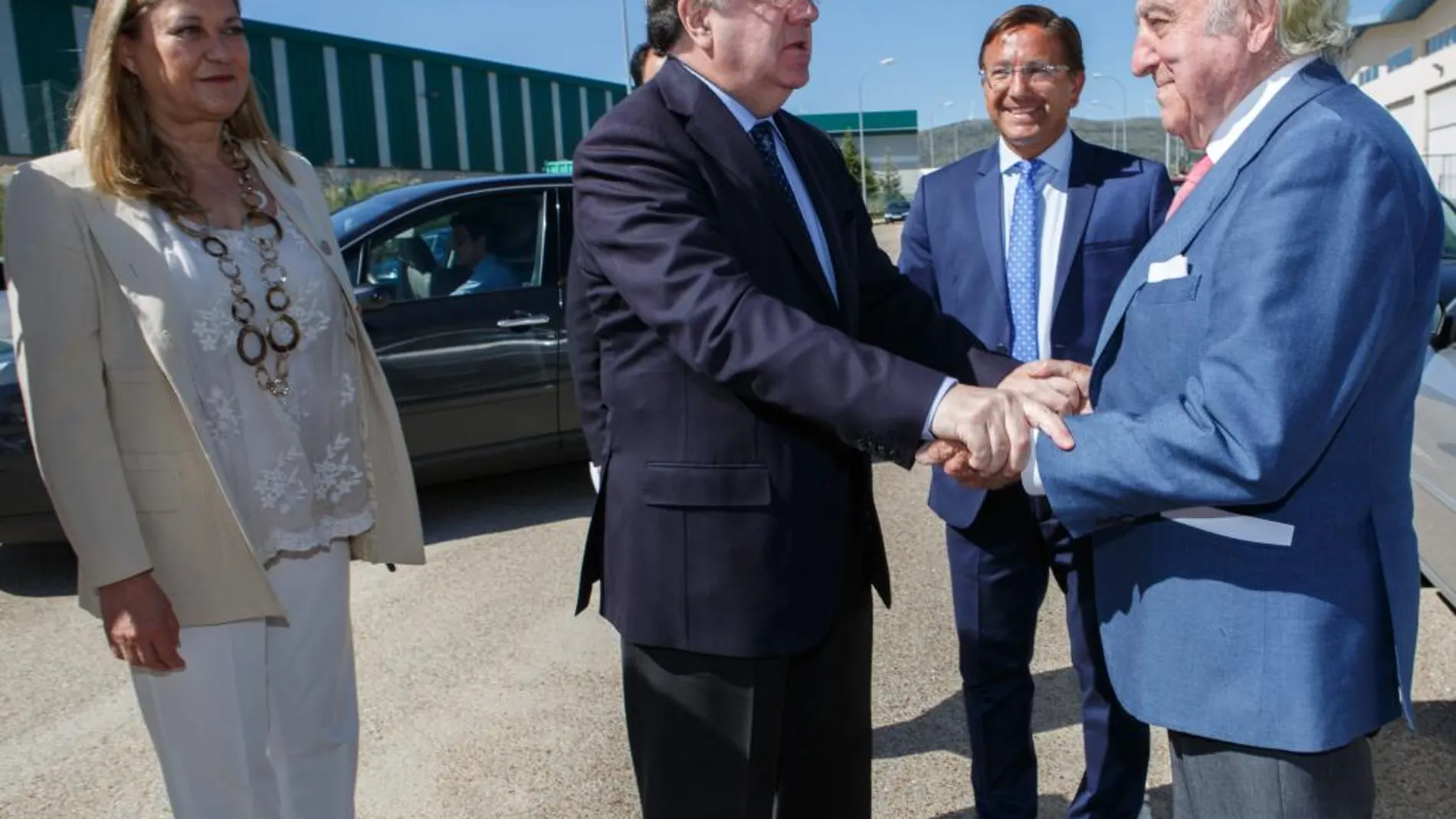El presidente Herrera saluda al empresario Emiliano Revilla en presencia de Pilar del Olmo y del alcalde de Ólvega, Gerardo Martínez