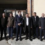 El consejero de Fomento y Medio Ambiente, Juan Carlos Suárez-Quiñones, con representantes de los ayuntamientos beneficiados