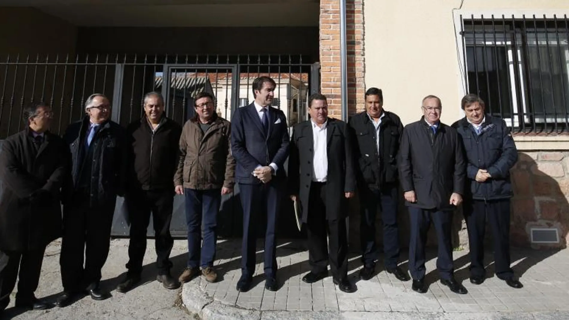 El consejero de Fomento y Medio Ambiente, Juan Carlos Suárez-Quiñones, con representantes de los ayuntamientos beneficiados