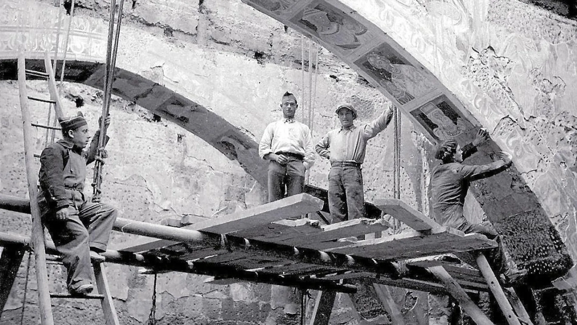 Josep Gudiol y sus colaboradores en el monasterio de Sijena, en 1936