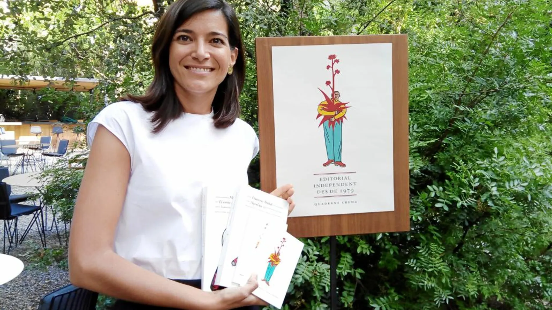 La editora Sandra Ollo con la nueva imagen de Quaderns Crema