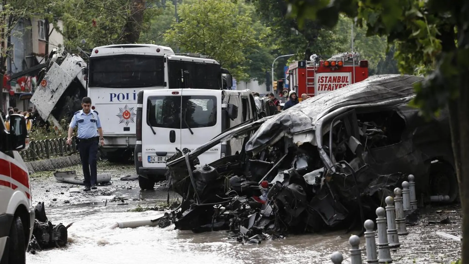 Policías y bomberos inspeccionan el lugar donde se ha producido un atentado en Estambul