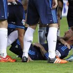 El defensa del Real Madrid Sergio Ramos se lamenta tras lesionarse en el remate que supuso el gol ante el Sevilla