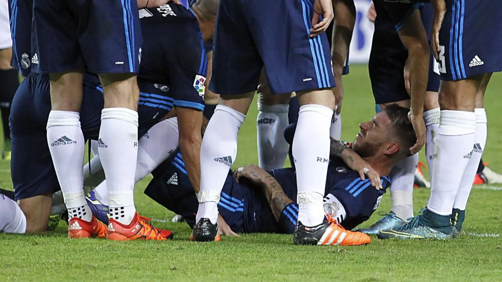 El defensa del Real Madrid Sergio Ramos se lamenta tras lesionarse en el remate que supuso el gol ante el Sevilla