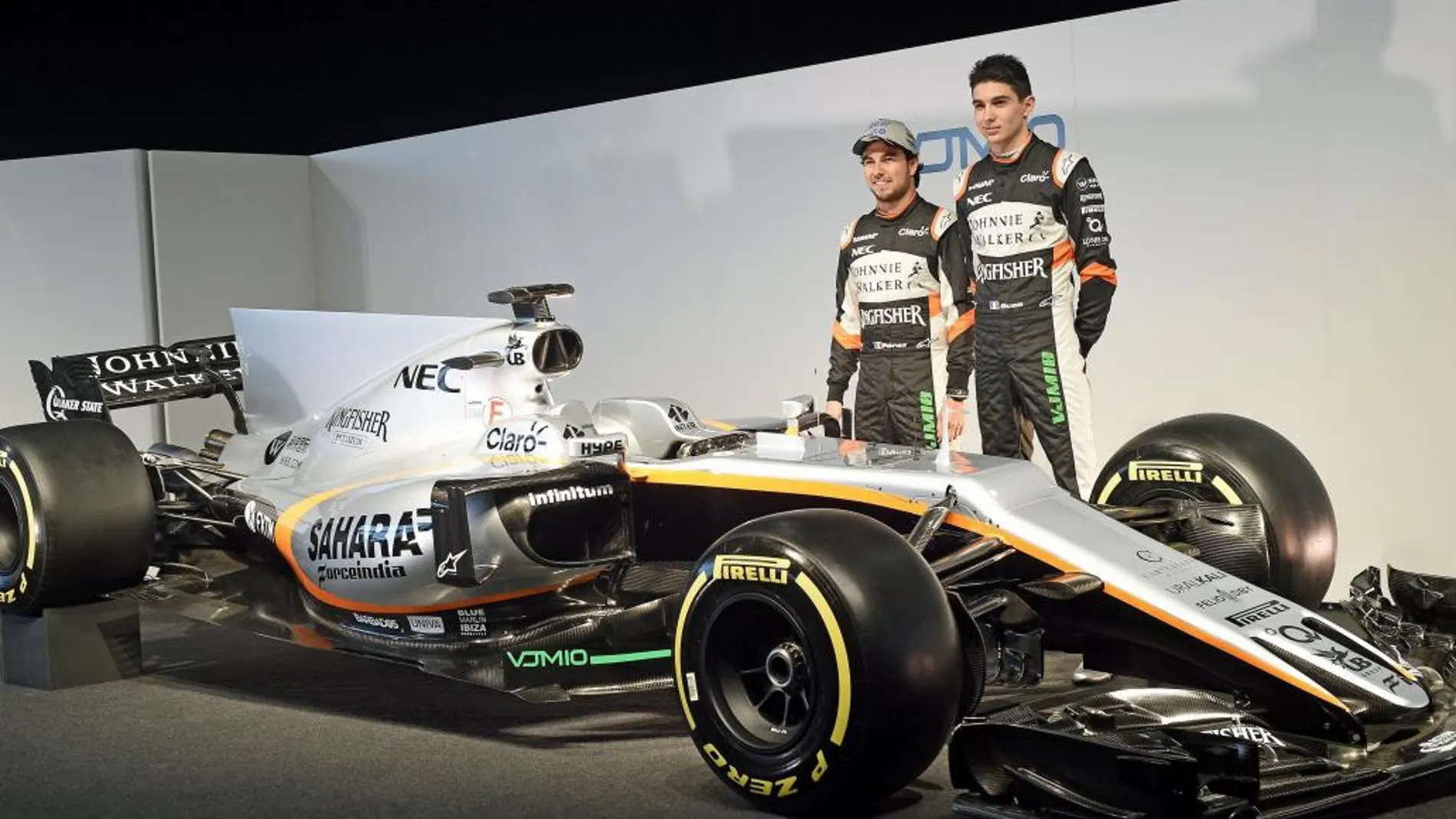 Sergio Pérez y el francés Esteban Ocon posan durante la presentación del Force India VJM10