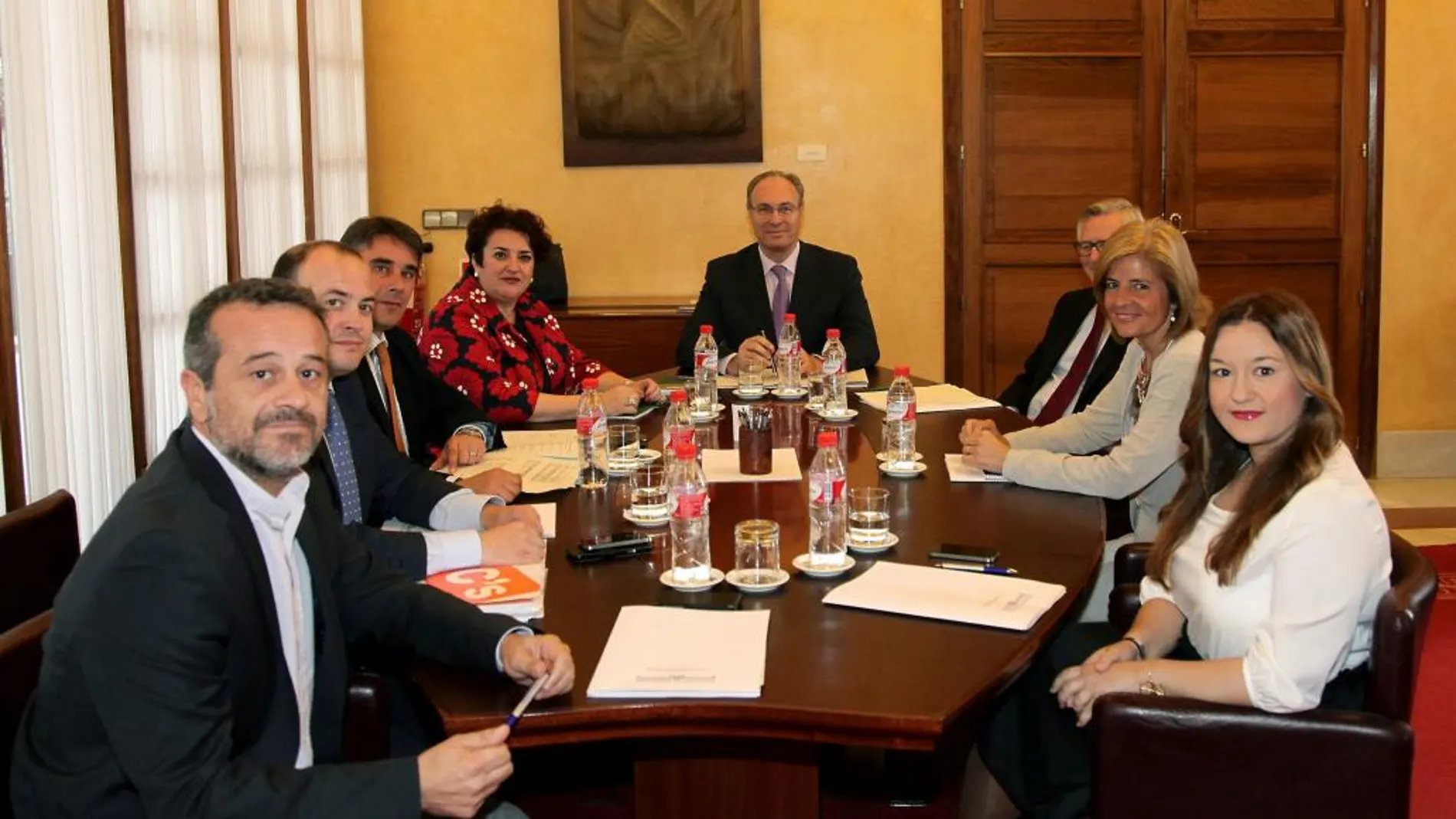 Miembros de la Mesa del Parlamento andaluz, a la que se sumó la popular Patricia del Pozo
