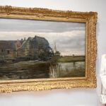 La baronesa junto a un Van Gogh que se puede ver en la exposición de Sant Feliu de Guíxols