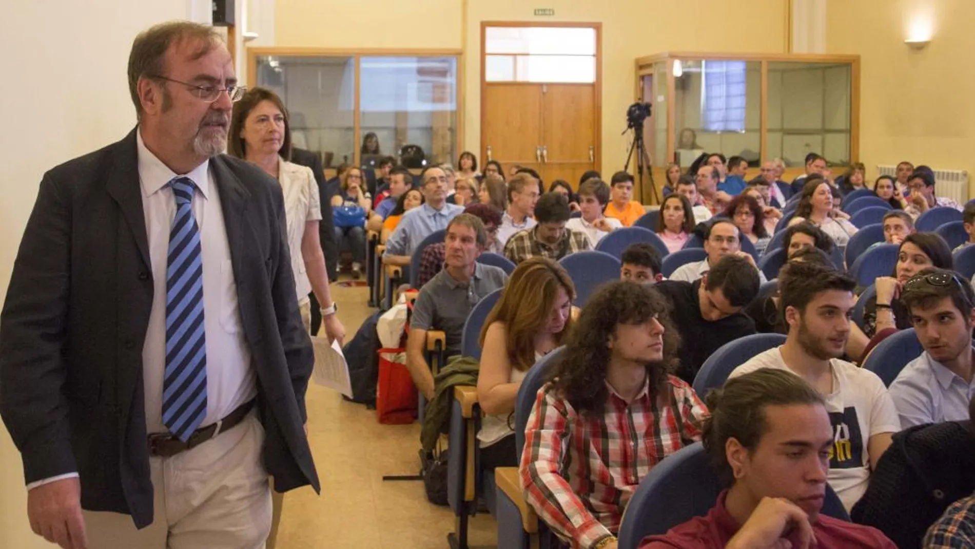 El consejero de Educación, Fernando Rey, antes de entregar los premios de Investigación e Innovación en Salamanca