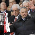 José Mourinho ya ha conquistado dos títulos con el United: la Supercopa y la Copa de la Liga