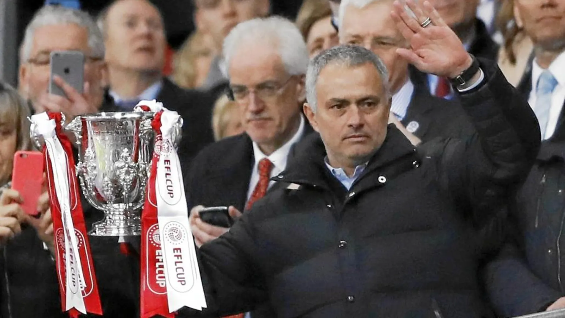José Mourinho ya ha conquistado dos títulos con el United: la Supercopa y la Copa de la Liga