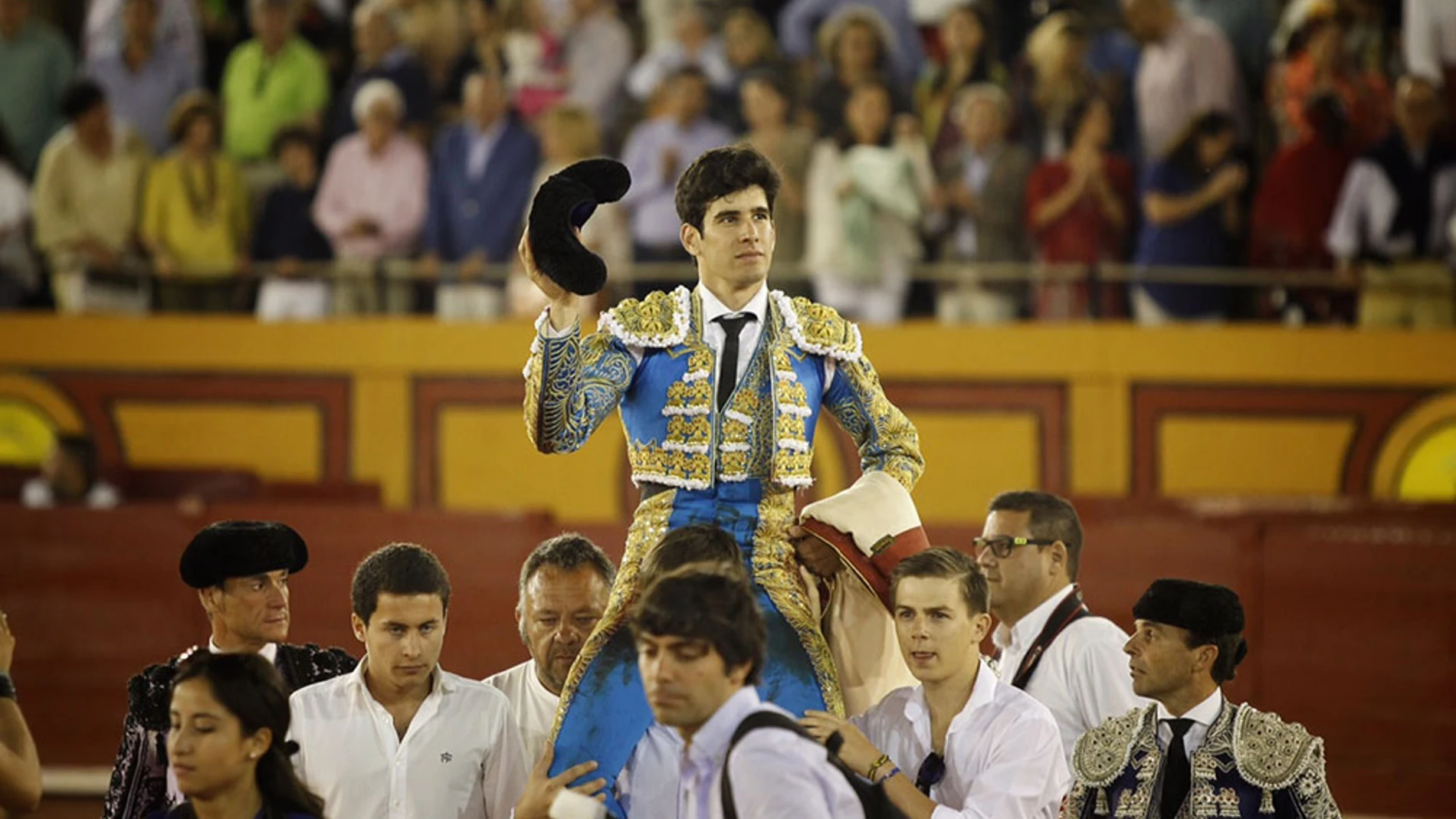 López Simón con sus dos trofeos