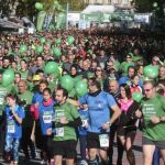 Miles de participantes comienzan su marcha en la Acera de Recoletos de la ciudad, inundada de camisetas verdes contra la enfermedad