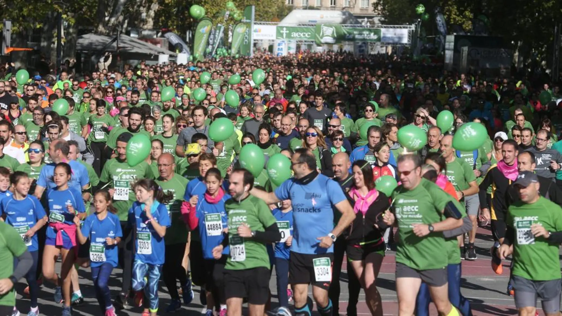 Miles de participantes comienzan su marcha en la Acera de Recoletos de la ciudad, inundada de camisetas verdes contra la enfermedad
