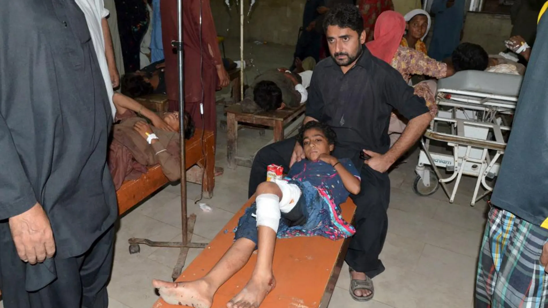 Una niña herida en un improvisado hospital