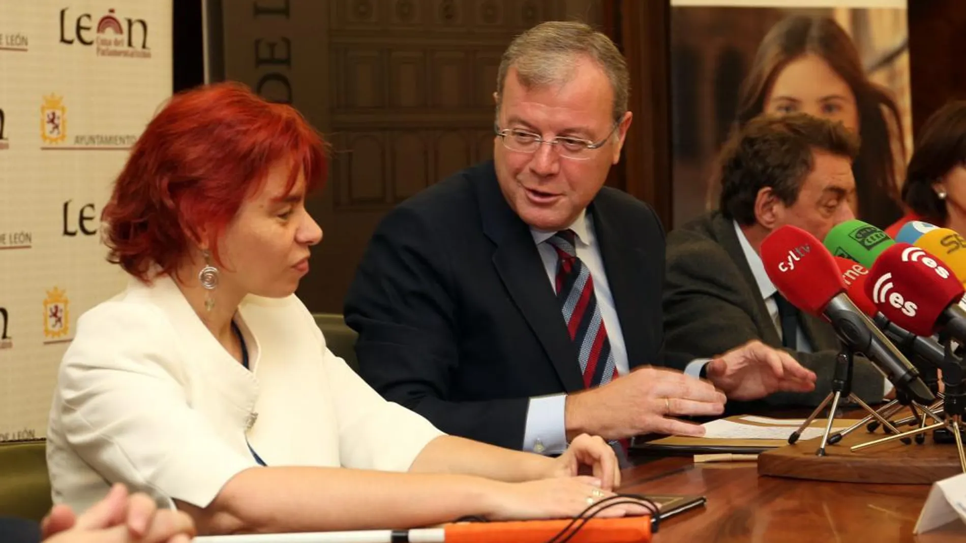 El alcalde de León, Antonio Silván, y la directora general de Inserta empleo, Virginia Carcedo, presentan el convenio