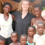 Pilar Mateo junto a algunas de las mujeres de la localidad de Ahwian y algunos niños que, si prospera el proyecto, no contraerán la malaria