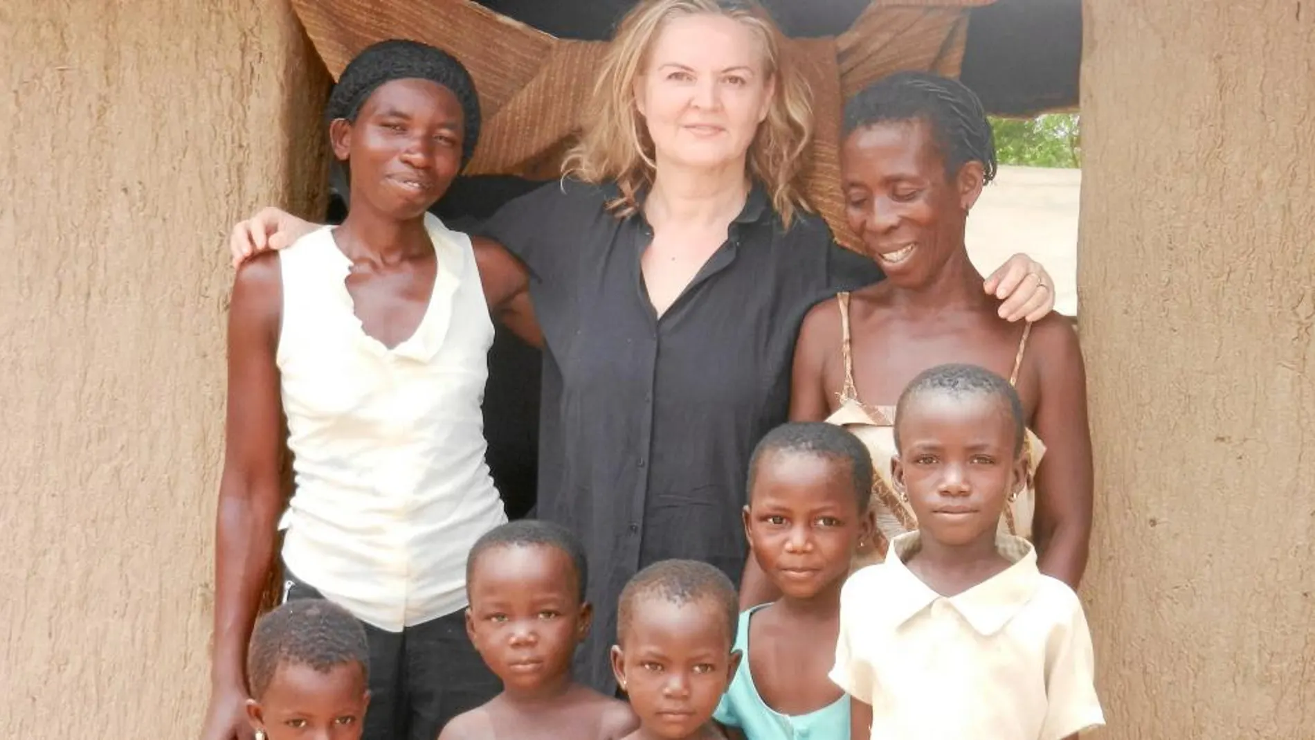 Pilar Mateo junto a algunas de las mujeres de la localidad de Ahwian y algunos niños que, si prospera el proyecto, no contraerán la malaria