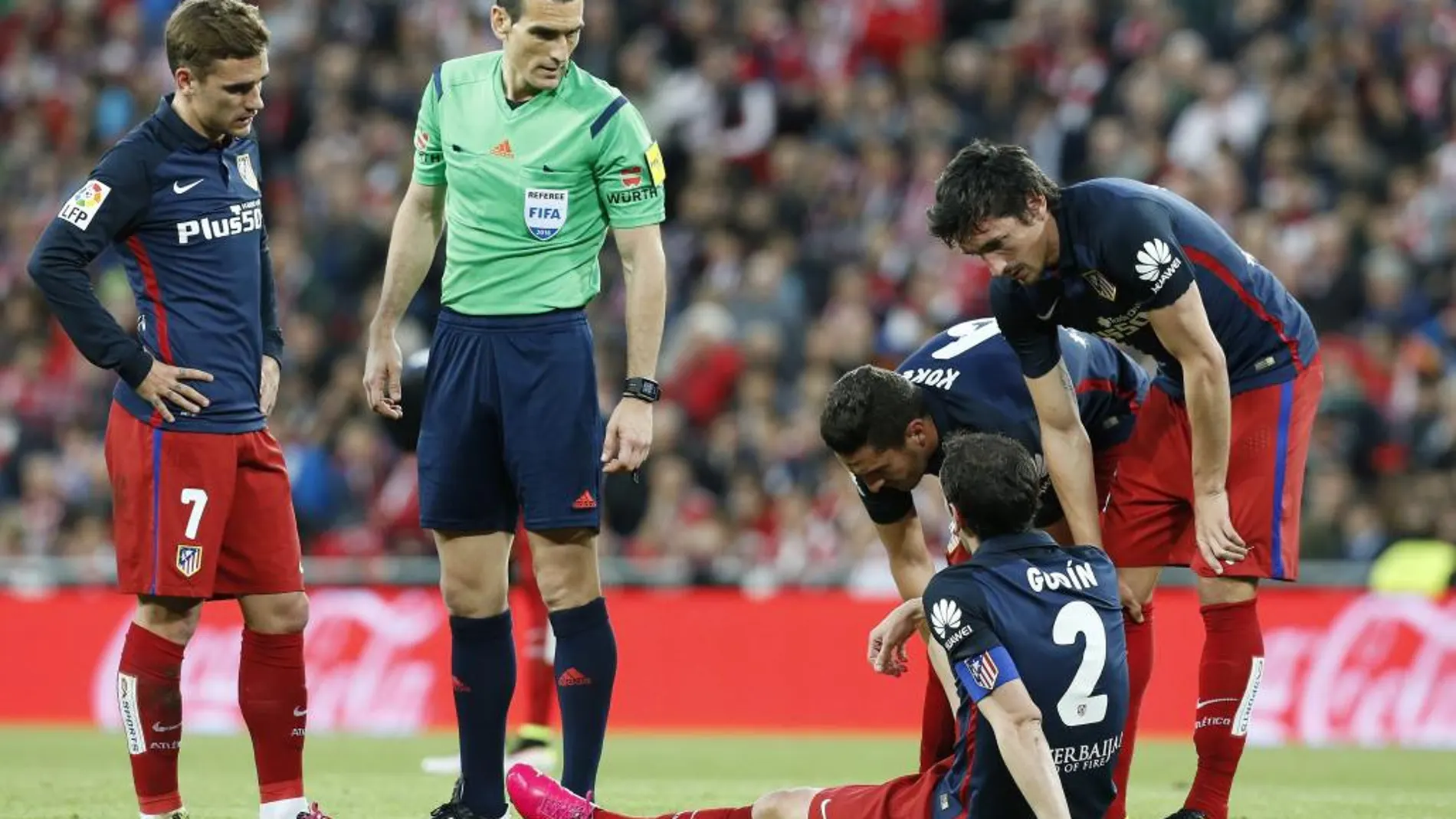 Diego Godín (2), en el suelo, lesionado durante el partido frente al Athletic.
