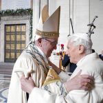 Francisco saluda al papa emérito Benedicto XVI antes de la apertura de la Puerta Santa por el Año Extraordinario de la Misericordia, en el Vaticano