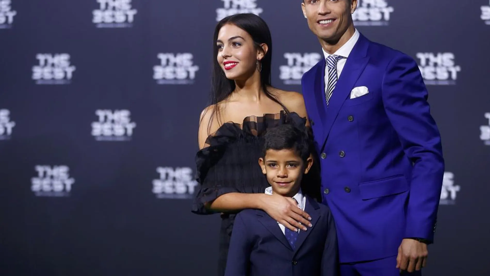 Cristiano Ronaldo con su hijo y con su pareja Georgina Rodriguez