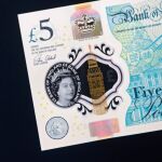 Vista general del nuevo billete de cinco libras esterlinas