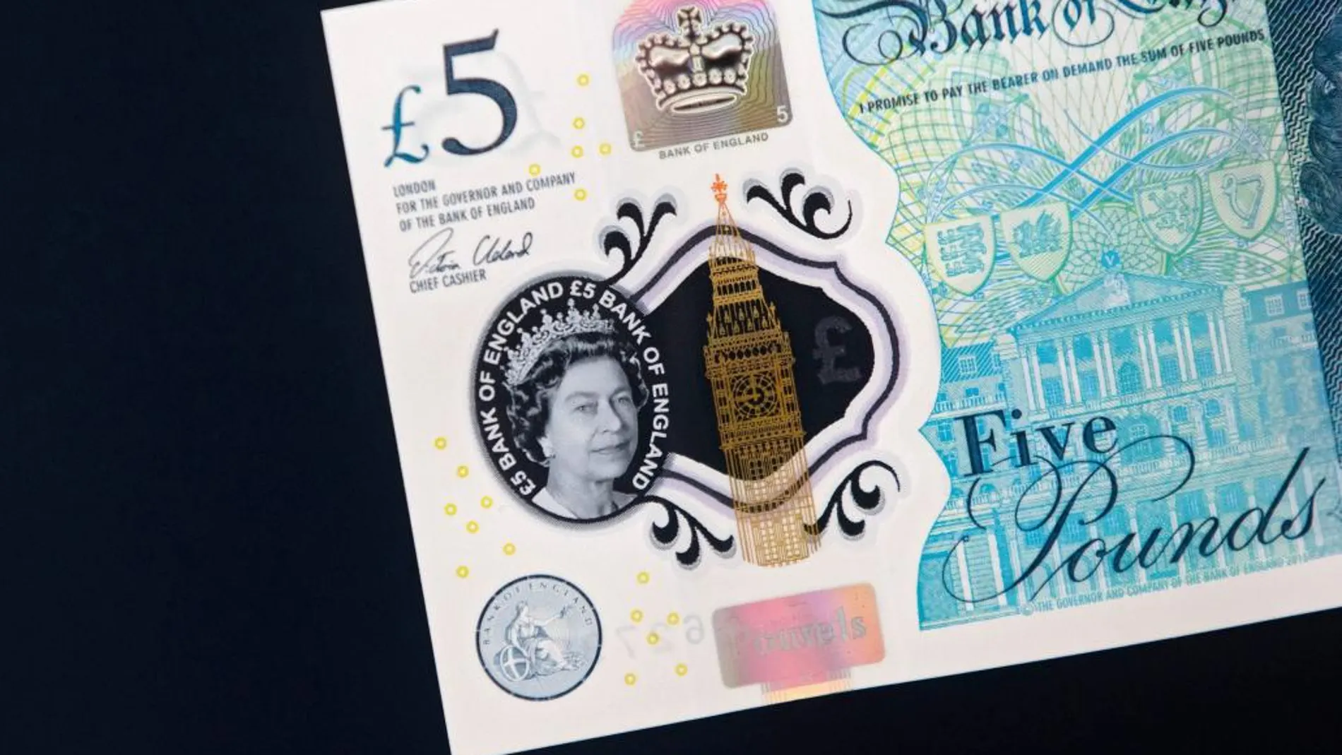 Vista general del nuevo billete de cinco libras esterlinas
