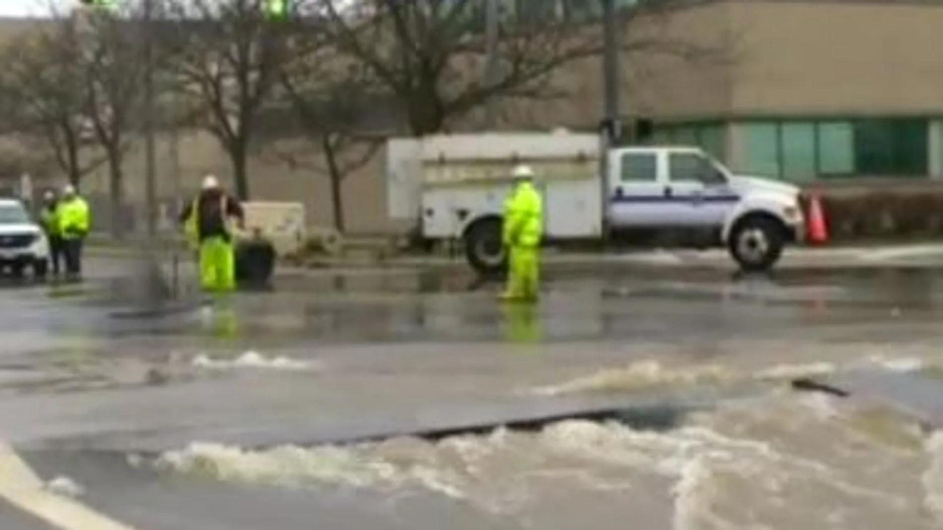 La rotura de una tubería de agua ha dejado las calles de Cleveland, en Ohio, convertidas en un auténtico río.