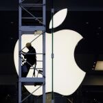 Un empleado en la Apple Store de Hong Kong